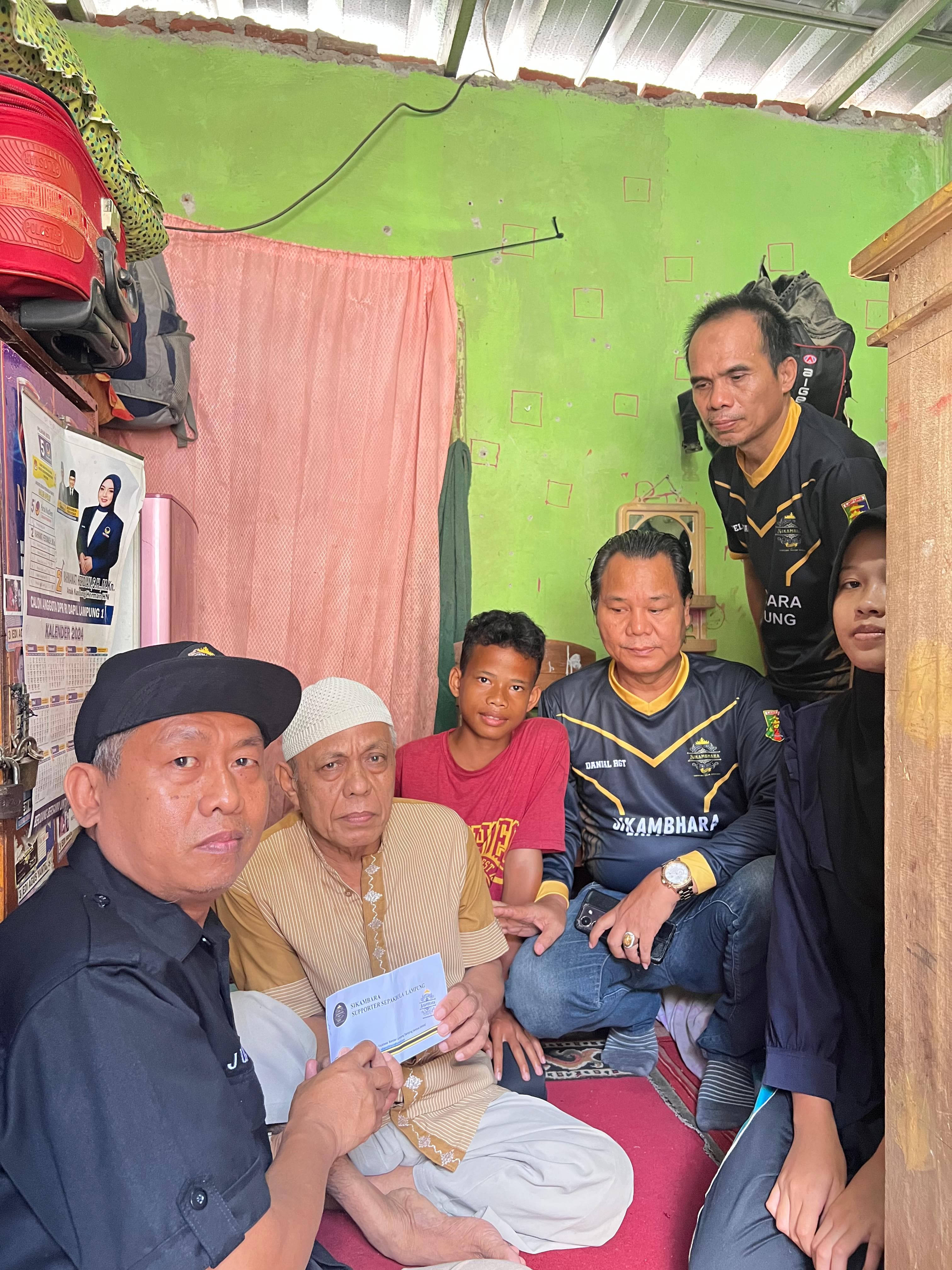 Sikambara Peduli Salurkan Bantuan untuk Idris, Warga Bandar Lampung yang Derita Lumpuh Layu