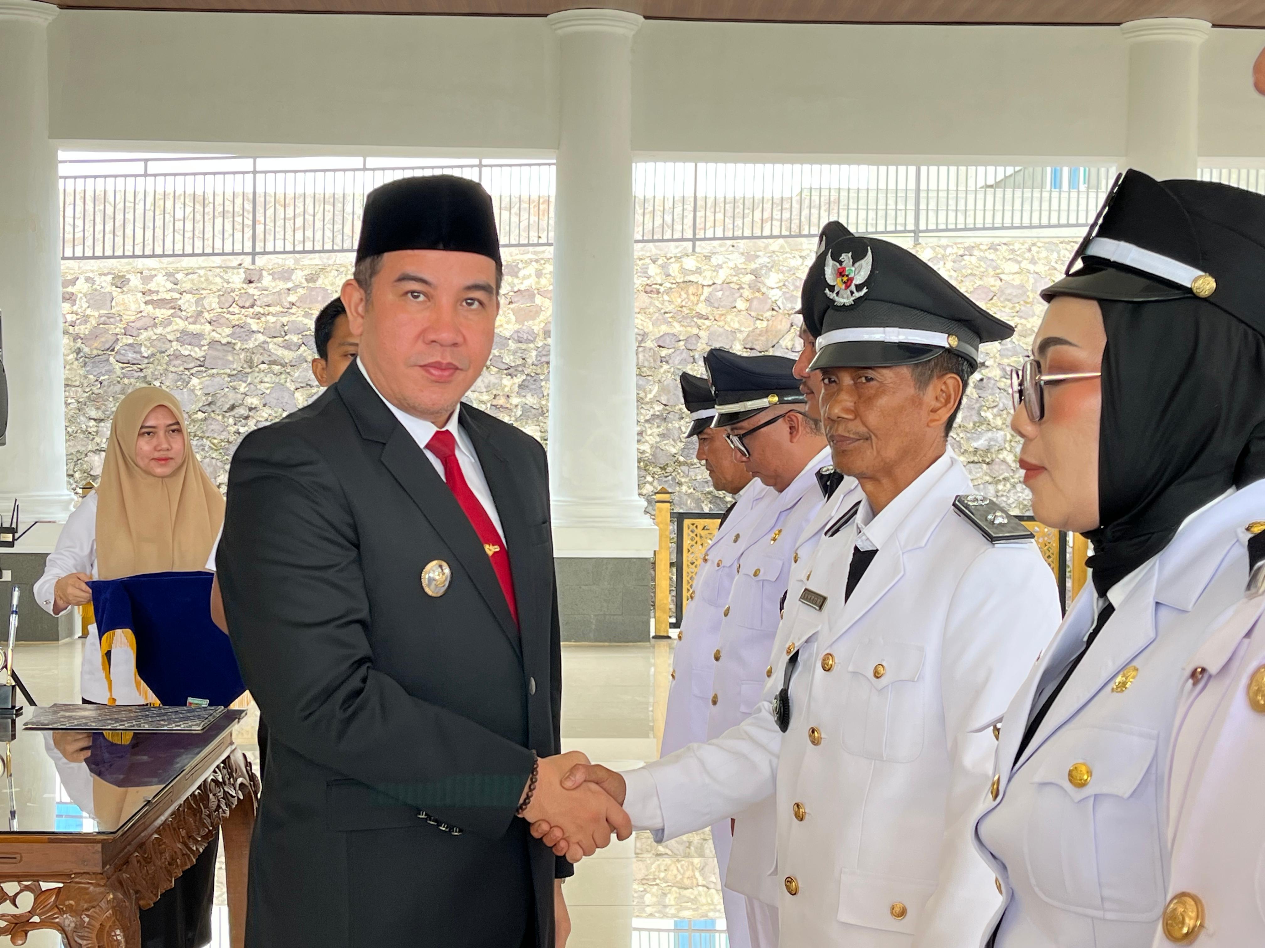 Bupati Pesawaran Lantik 6 Penjabat (Pj) Kepala Desa di GSG Lamban Agung