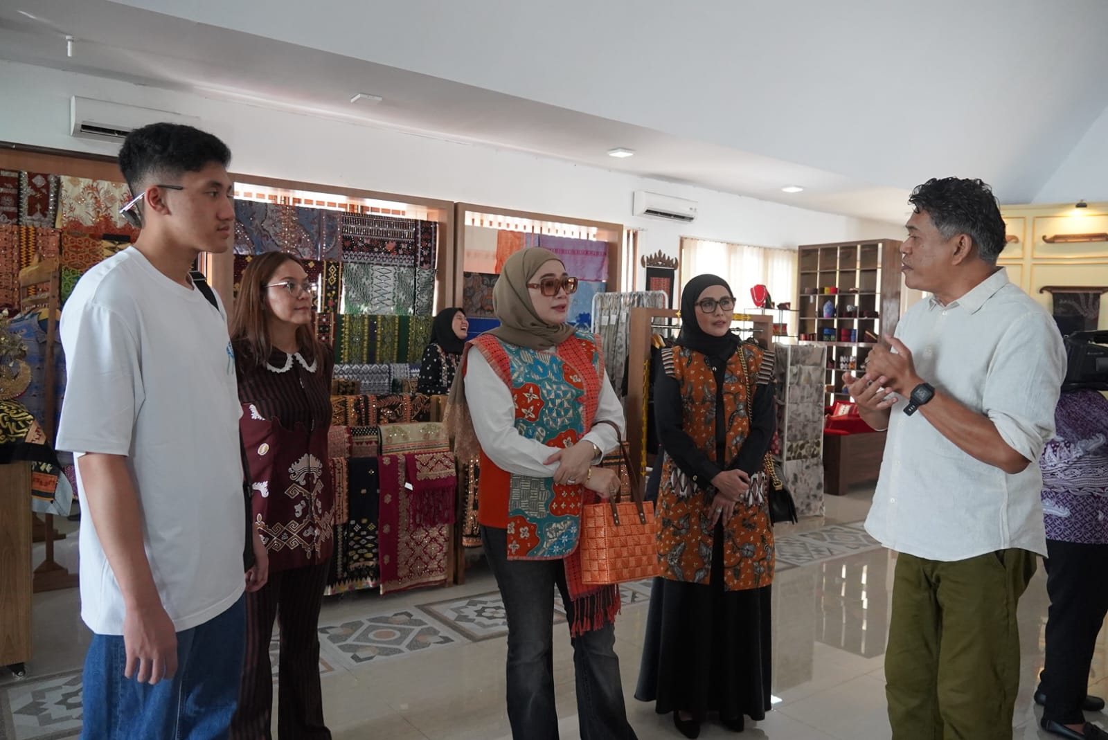 Ratusan Peserta HUT REI Kunjungi Dekranasda Lampung, Produk Kriya, Wastra, dan Kuliner Jadi Daya Tarik