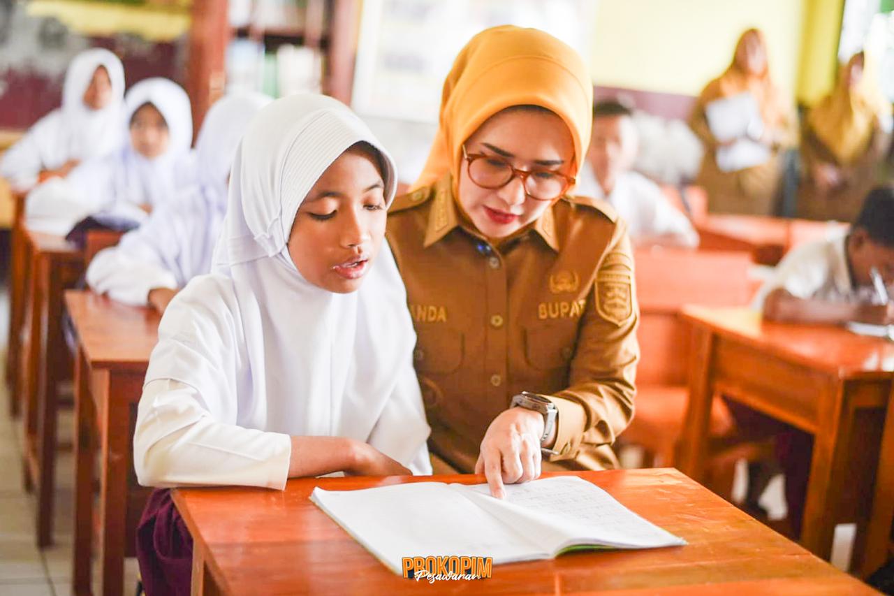 Tinjau ANBK di SDN 14 Padang Cermin, Bupati Nanda Tekankan Pentingnya Melek Teknologi Sejak Dini